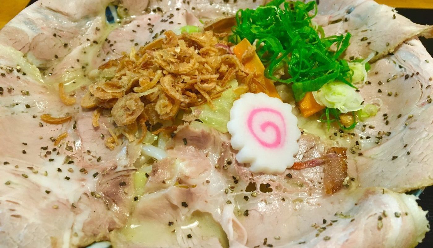 丼を一周するようにチャーシューを盛り付けた、はみ出しチャーシューメン